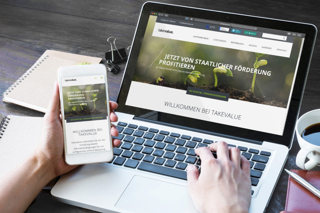 Diese Website ist responsive: Ansicht auf Laptop und Phone - takevalue Consulting